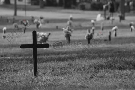 草地里的一个十字架