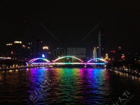 霓虹灯闪烁的大桥