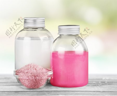 密封玻璃瓶与粉色粉末