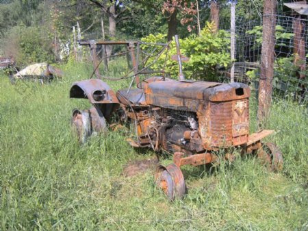 一辆生锈的拖拉机