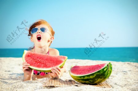沙滩吃西瓜的小女孩图片