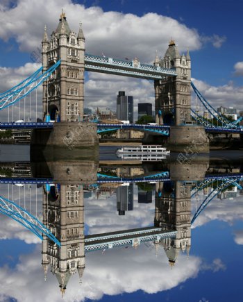 蓝天下的伦敦塔桥