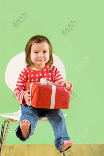 抱着礼物的可爱小女孩图片
