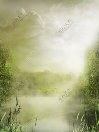 大雾时的美丽风景图片