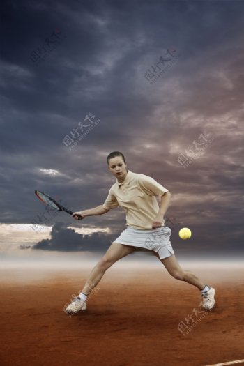 沙滩上打网球的女运动员