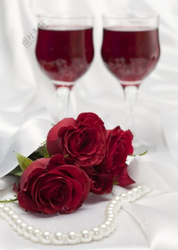 红酒和玫瑰花