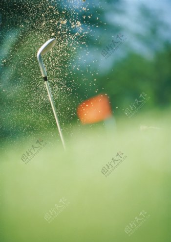 高尔夫球带起的尘土图片