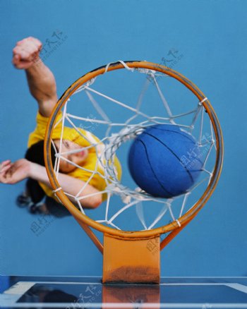 玩篮球的女孩图片