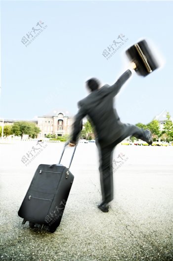 拉着行李箱的男人图片