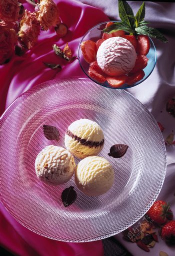 草莓与冰淇淋图片