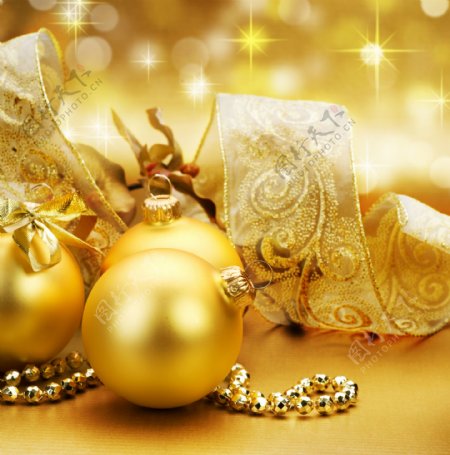 金黄色圣诞装饰品图片