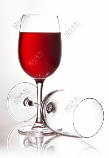葡萄酒与高脚杯图片