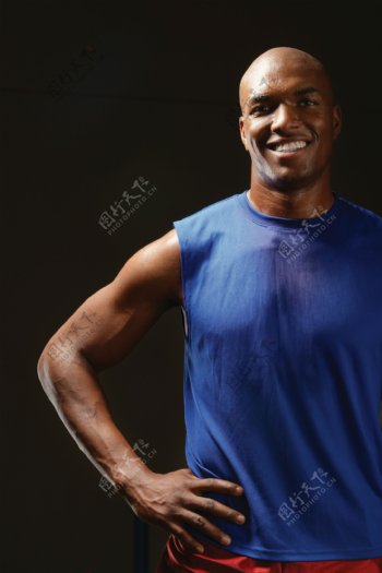 自信笑容的黑人运动员图片