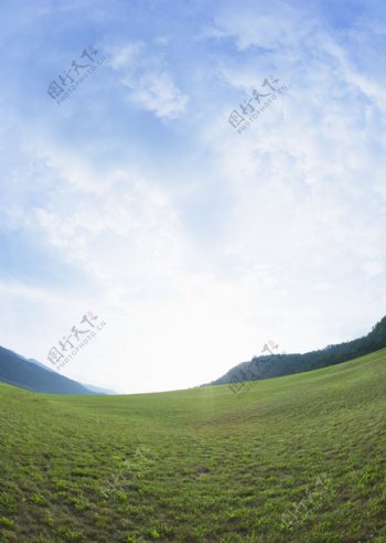 蓝天草地风景图片