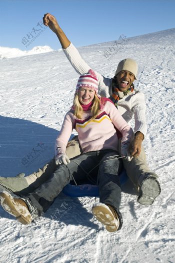 滑雪圈的情侣图片