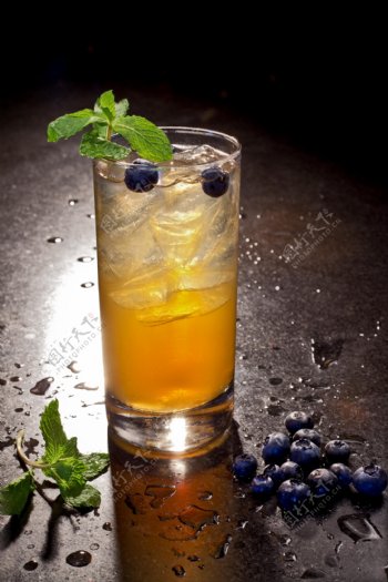 鸡尾酒与蓝莓图片