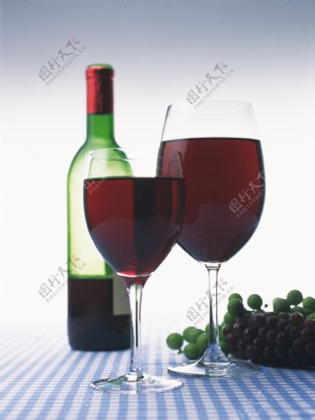 餐桌上的葡萄酒与葡萄特写图片图片