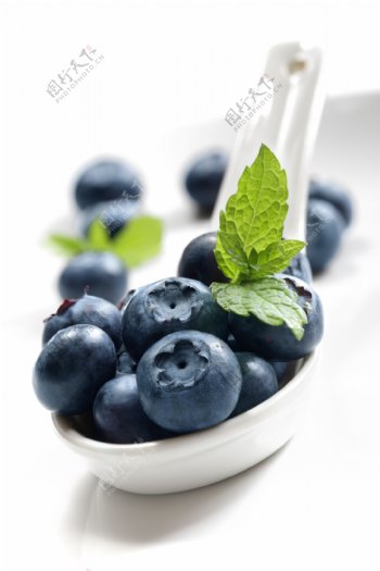 勺子里的蓝莓图片