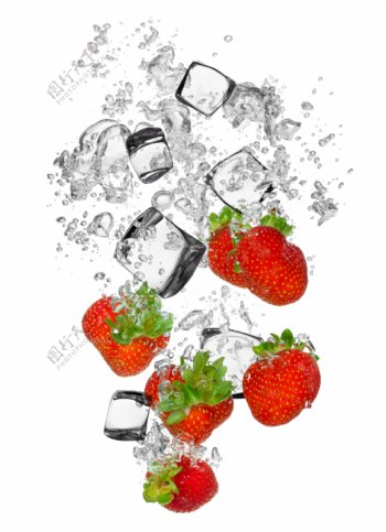水珠草莓和冰块图片