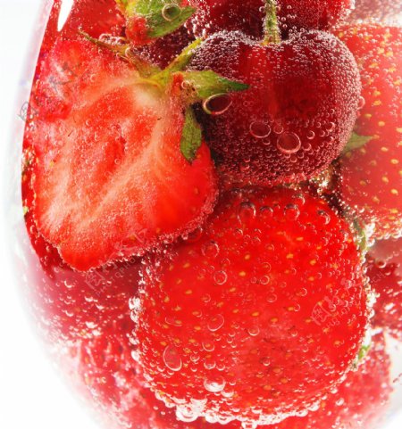 杯中新鲜草莓水果图片