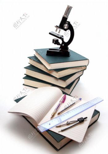 显微镜和书籍图片