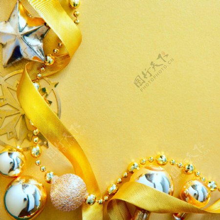金色丝带和圣诞球图片