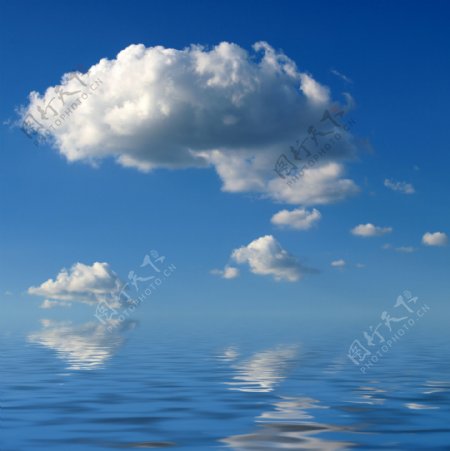 天空白云与水面