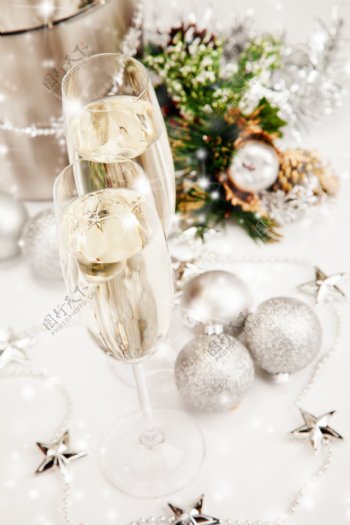 香槟与圣诞球图片