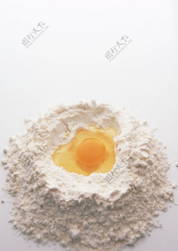鸡蛋与面粉图片