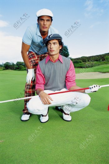 高尔夫球场上的时尚男人图片