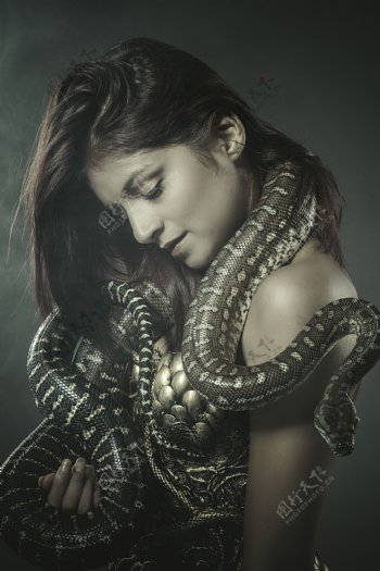 身上缠绕着蛇的女人图片