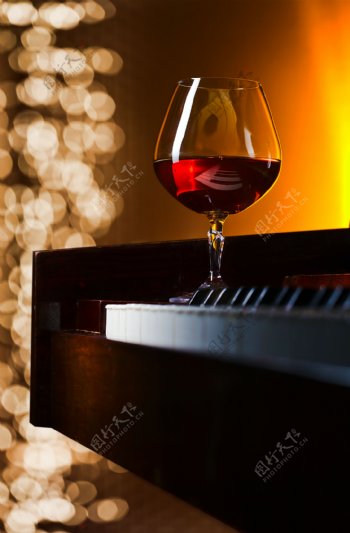钢琴上的红酒图片