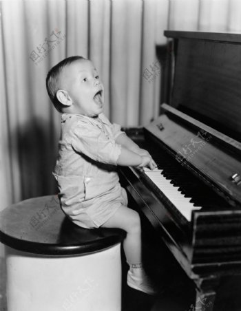 弹钢琴的小男孩图片