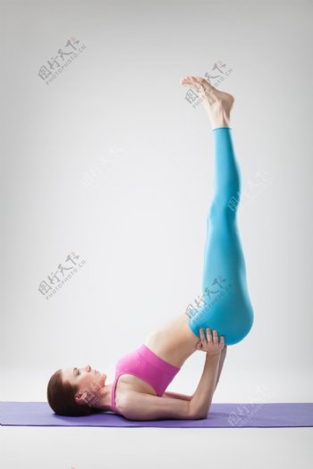 练习瑜伽的女人图片