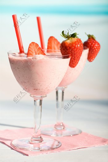 草莓鸡尾酒高脚杯图片