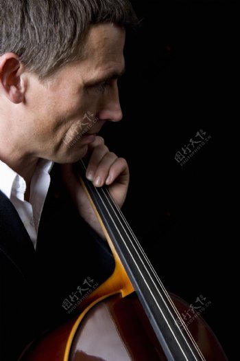演奏大提琴的外国男士图片