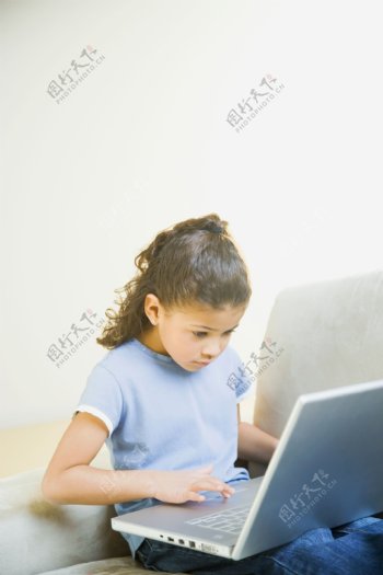 学习电脑的小女孩图片