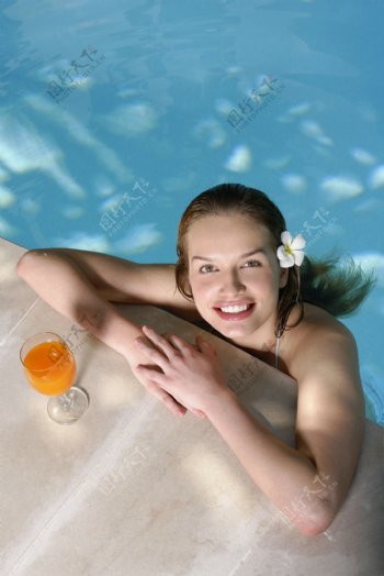 游泳的性感美女图片