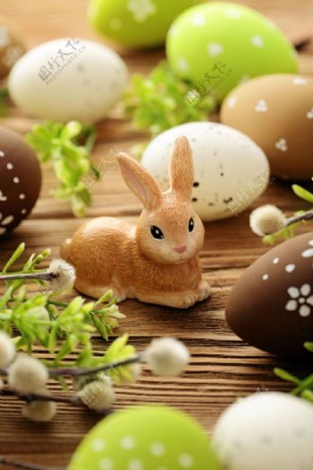 复活节彩蛋与卡通兔子图片