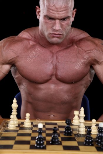 下象棋的肌肉男人图片