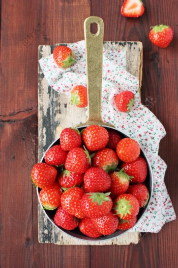 平底锅里的草莓图片