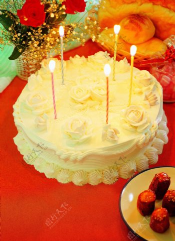 点燃蜡烛生日蛋糕图片