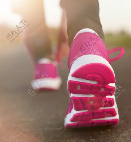 女性跑鞋特写图片