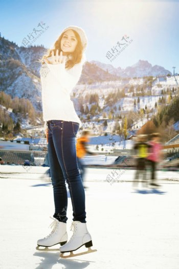 溜冰的时尚女人图片