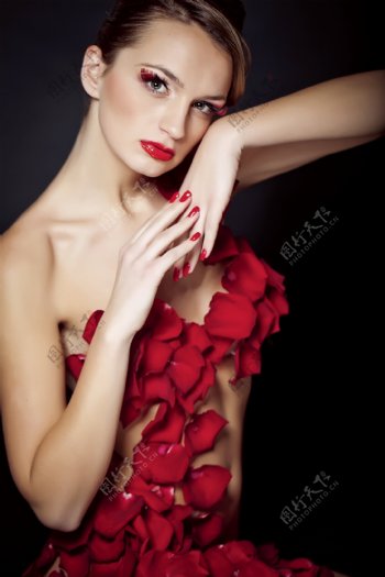 美女模特与花瓣图片