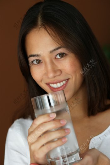 喝水的微笑美女图片