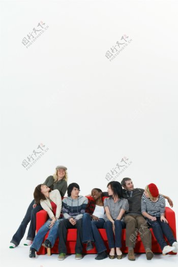 一群坐着沙发上开心聊天的外国青年图片