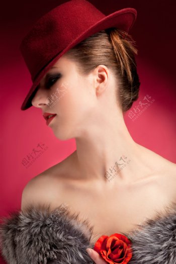 戴红色礼帽的女人图片