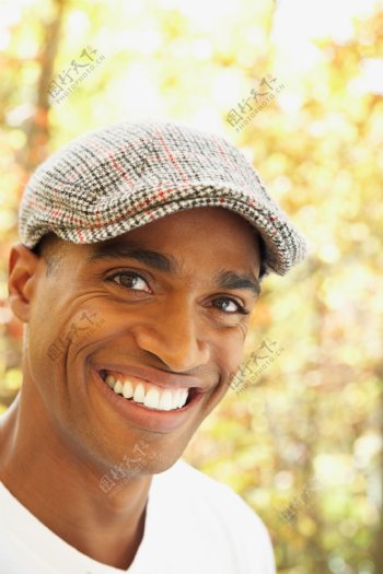 微笑的黑人男性图片