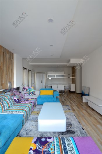 现代简约客厅彩色沙发设计图